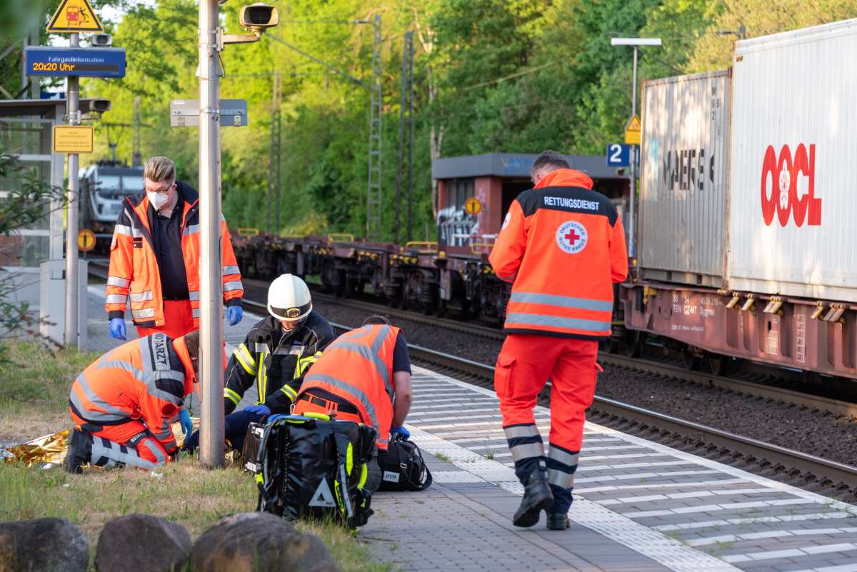 Mann versucht Gleise zu überqueren und wird von Zug erfasst