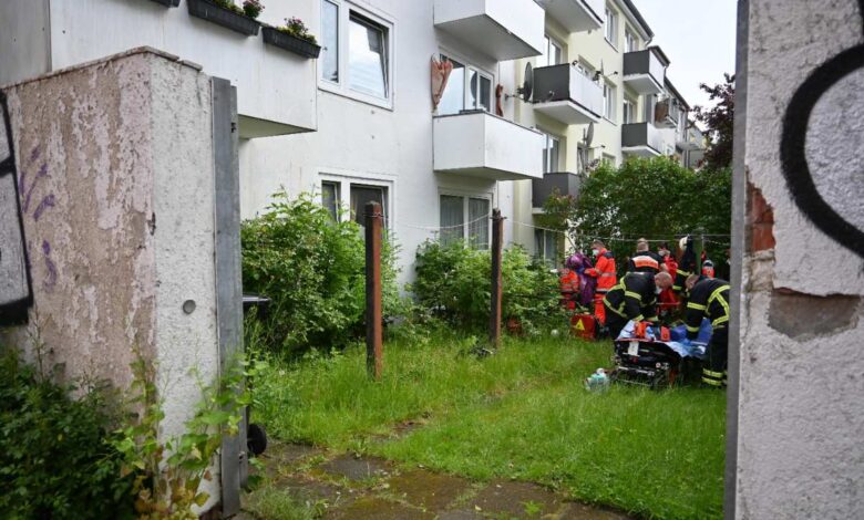 Junger Mann fällt mehrere Meter in die Tiefe