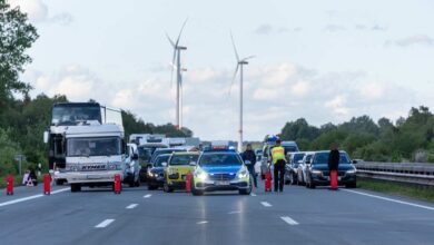 Autofahrerin kollidiert mit Lastwagen - Autobahn gesperrt