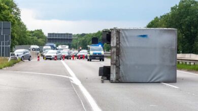 LKW verliert Kofferaufbau - A39 voll gesperrt