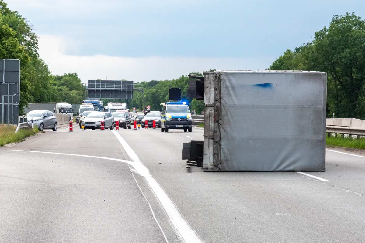 LKW verliert Kofferaufbau - A39 voll gesperrt