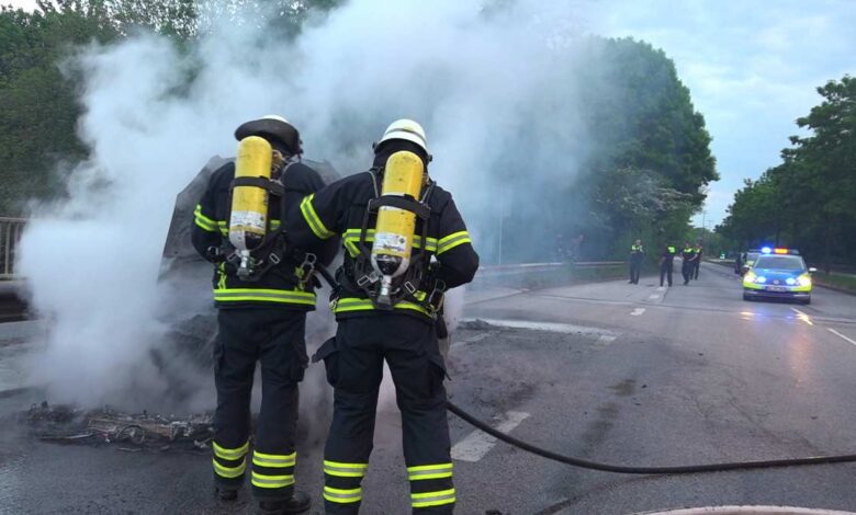 Polizei hält brennenden PKW an - Insassen gerettet