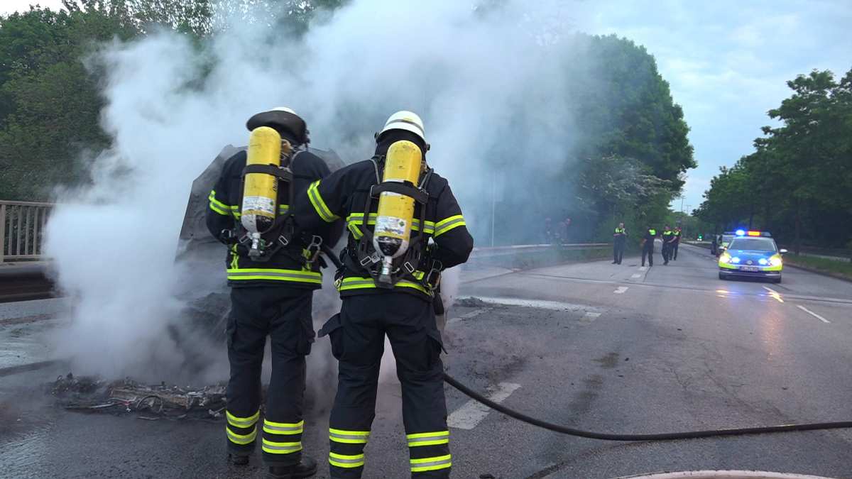 Polizei hält brennenden PKW an - Insassen gerettet