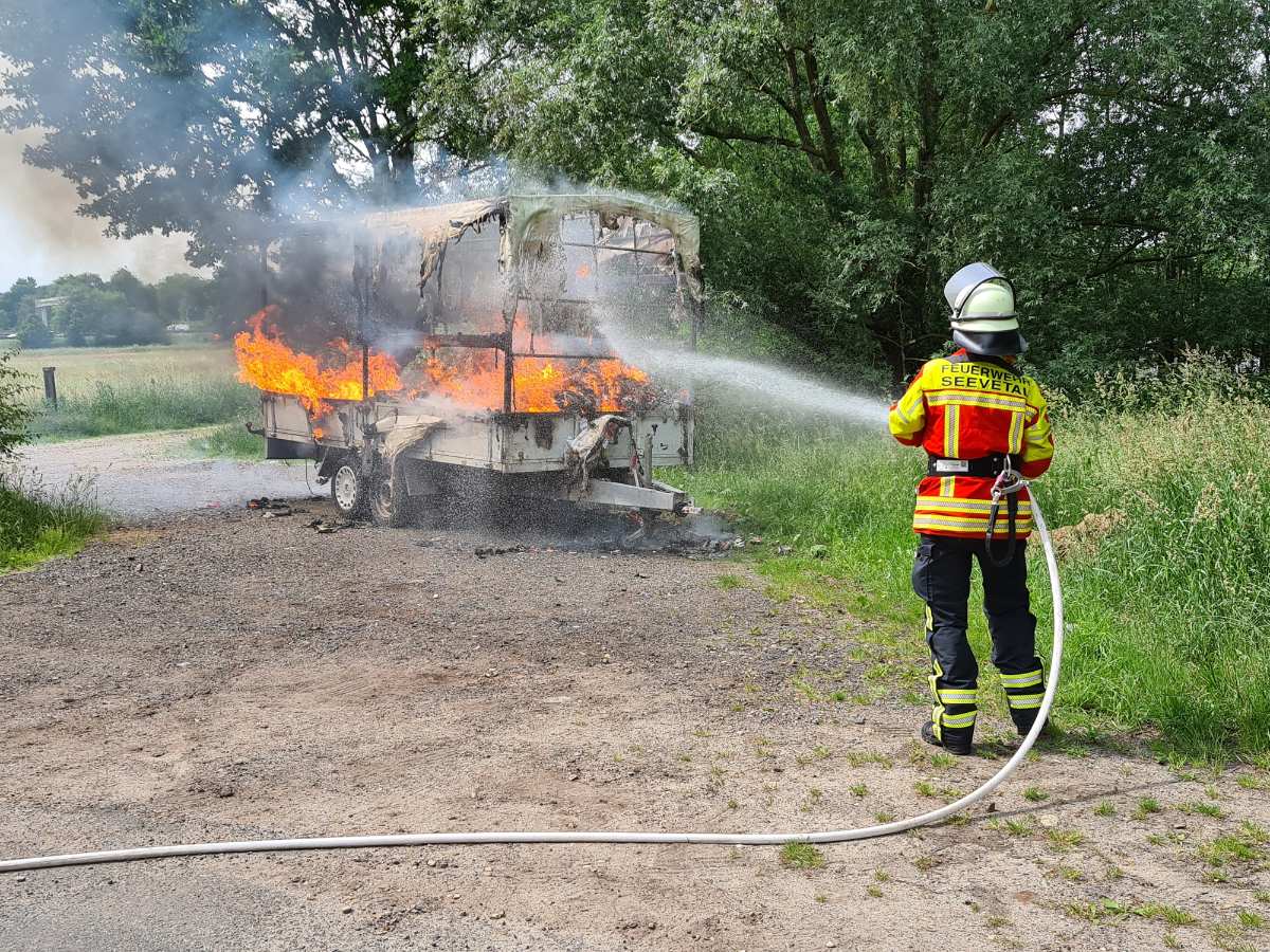 Anhänger brennt lichterloh auf Parkplatz an Seevetalstraße in Glüsingen