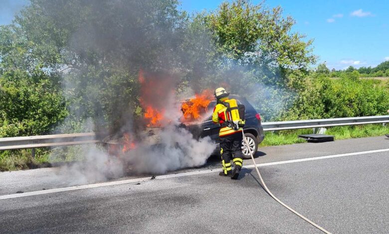 PKW brennt auf der A7 vollständig aus – Feuerwehr löscht – Vollsperrung der Autobahn
