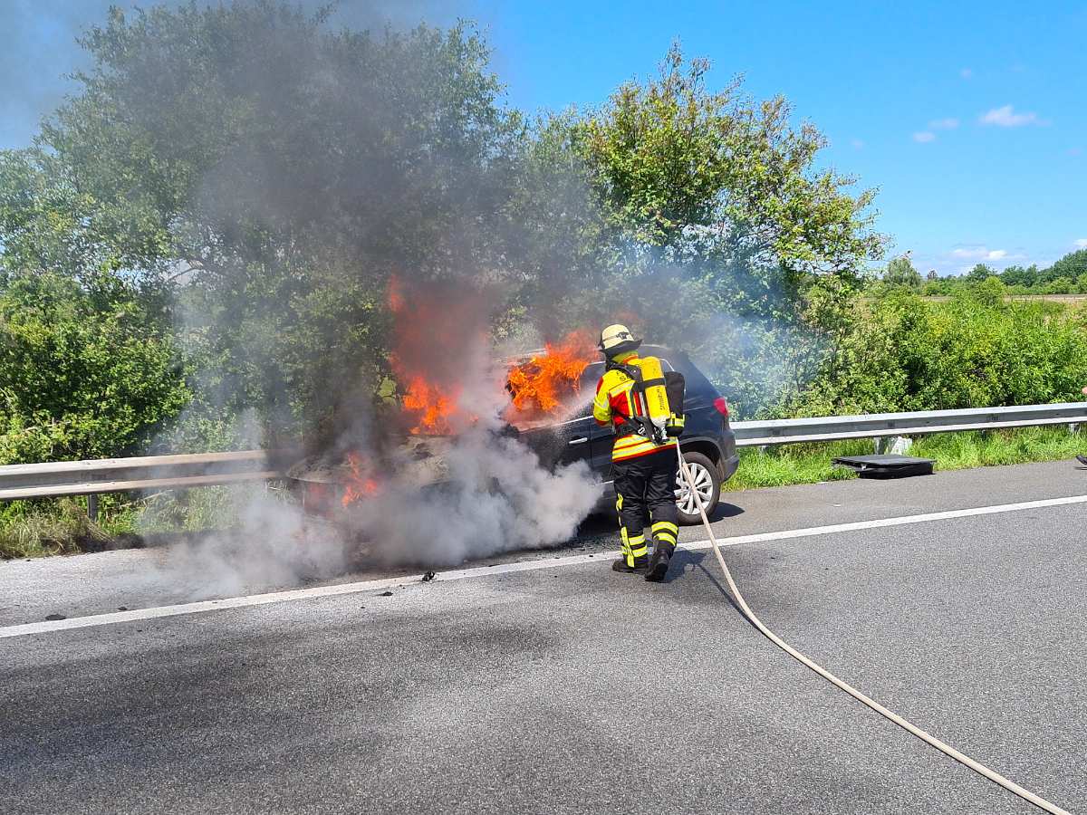 PKW brennt auf der A7 vollständig aus – Feuerwehr löscht – Vollsperrung der Autobahn