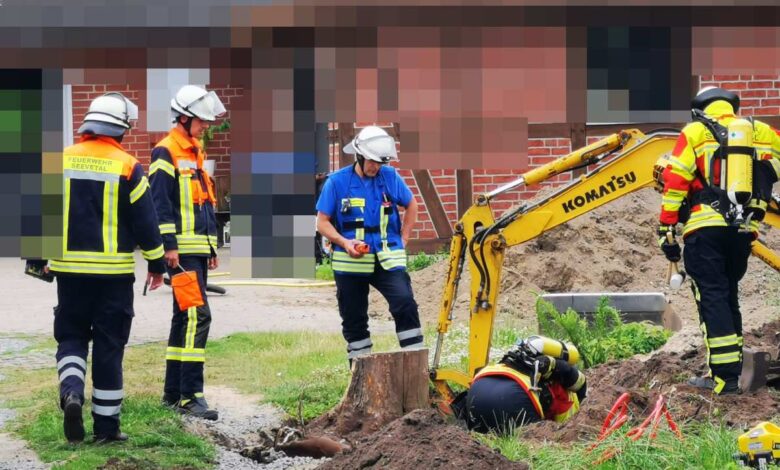 Gasleitung bei Baggerarbeiten in Hörsten beschädigt – Feuerwehr dichtet Leitung ab