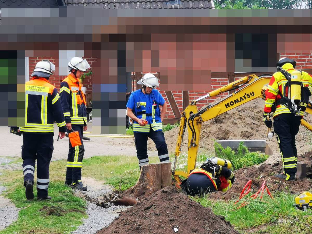 Gasleitung bei Baggerarbeiten in Hörsten beschädigt – Feuerwehr dichtet Leitung ab
