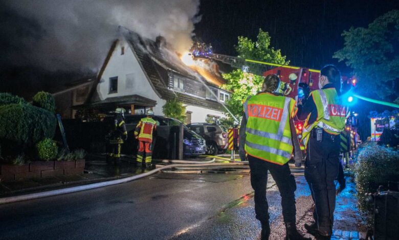 Feuer zerstört Doppelhaushälfte in Neu Wulmstorf