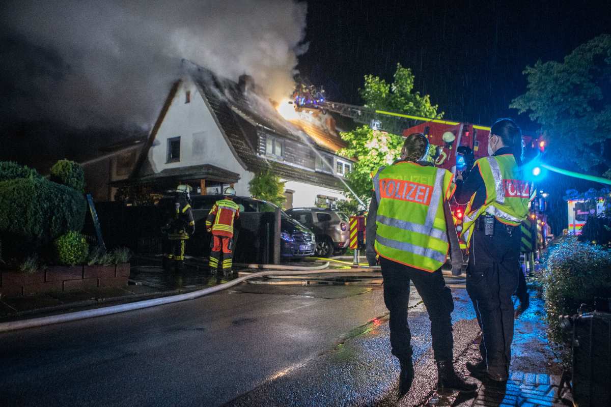 Feuer zerstört Doppelhaushälfte in Neu Wulmstorf
