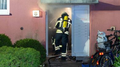 Kinderwagen brennt in Treppenhaus - 3 Verletzte