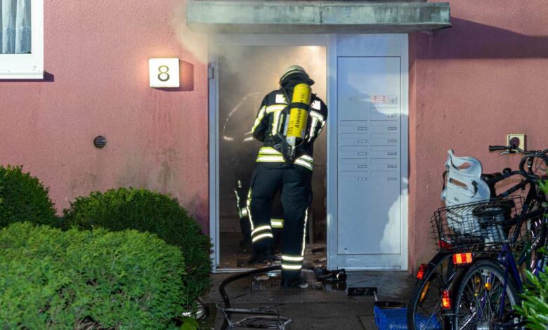 Kinderwagen brennt in Treppenhaus - 3 Verletzte