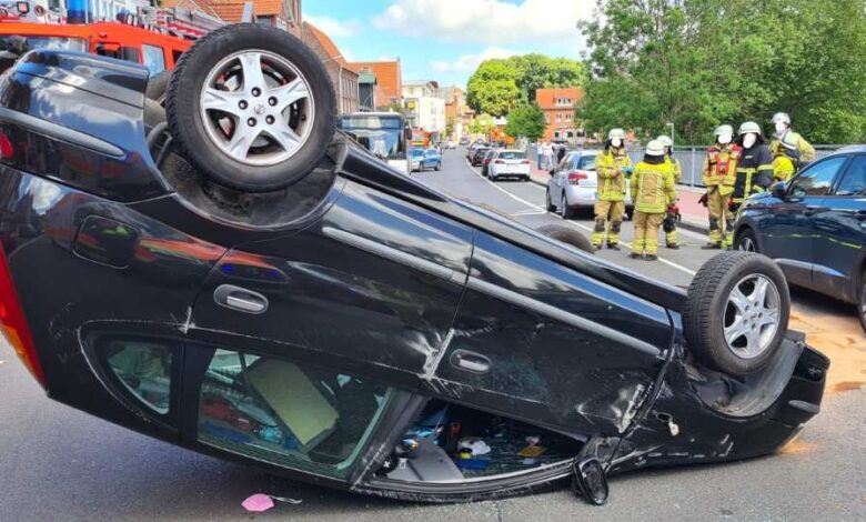 Auto bei Verkehrsunfall überschlagen - Fahrerin leicht verletzt