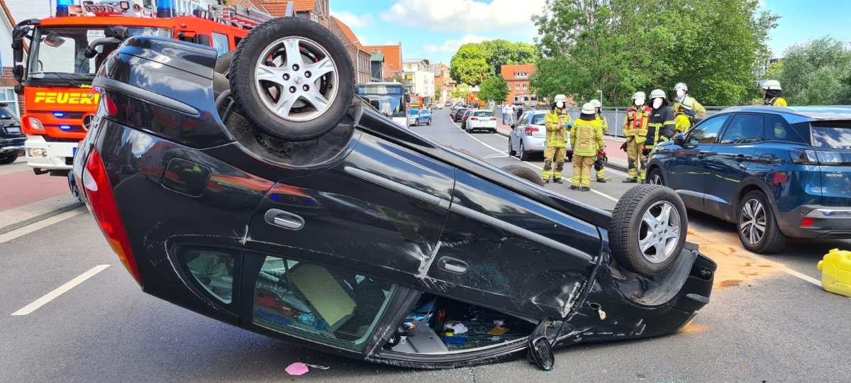 Auto bei Verkehrsunfall überschlagen - Fahrerin leicht verletzt