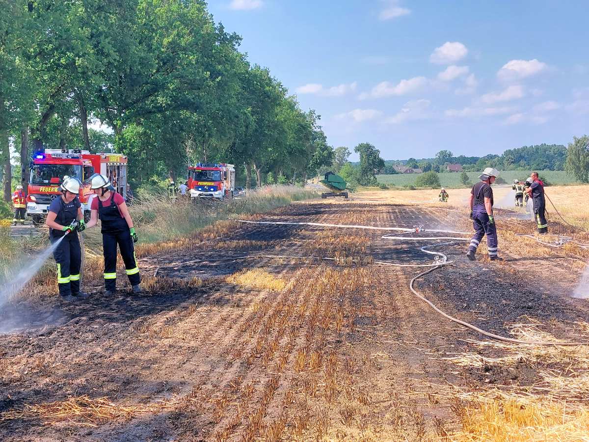 Am Donnerstagnachmittag geriet bei Erntearbeiten ein Stoppelfeld in Brand