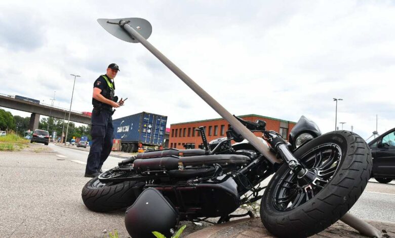 Motorradfahrer rutscht gegen Verkehrsschild und verletzt sich schwer