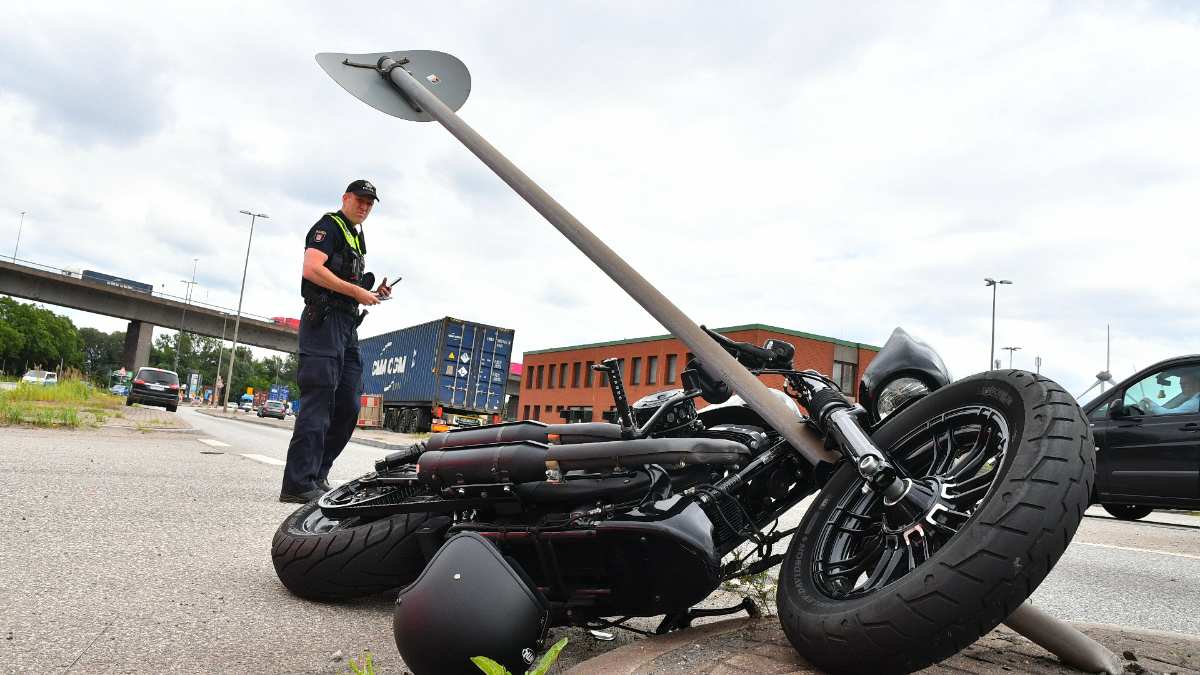 Motorradfahrer rutscht gegen Verkehrsschild und verletzt sich schwer 1 Motorradfahrer rutscht gegen Verkehrsschild und verletzt sich schwer