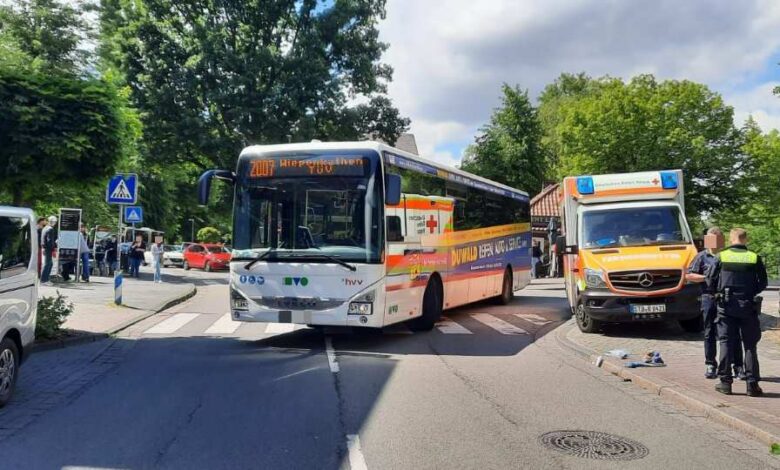 43-jähriger Fußgänger am Stader Bahnhof von Bus touchiert und schwer verletzt
