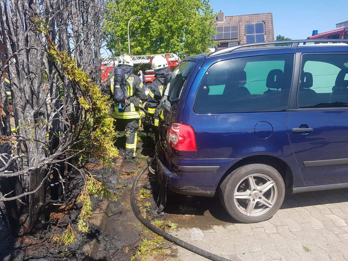 Beim Unkrautabbrennen Hecke in Brand gesetzt und mehrere Autos beschädigt
