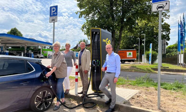 Zwei neue Ladesäulen erweitern Verfügbarkeit von Elektromobilität
