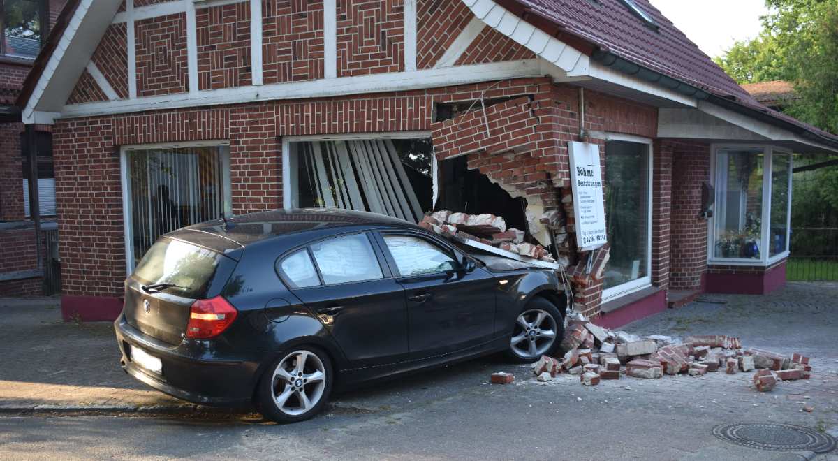 Betrunkener fährt mit Pkw in Fachwerkhaus