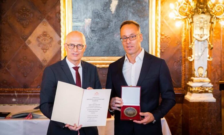 HNT-Präsident Mark Schepanski erhält Ehrenmedaille von Bürgermeister Tschentscher