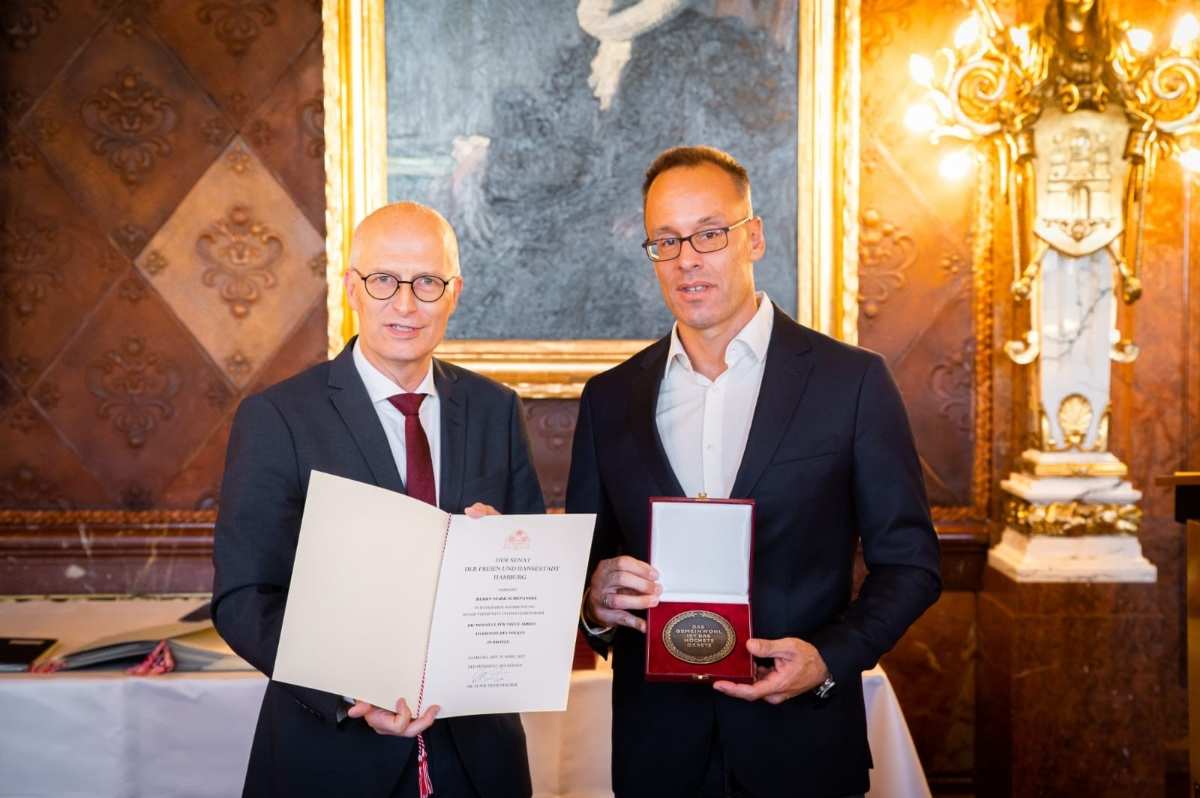 HNT-Präsident Mark Schepanski erhält Ehrenmedaille von Bürgermeister Tschentscher
