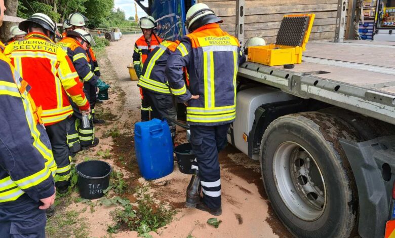 Feuerwehr pumpt aufgerissenen Dieseltank eines Sattelzugs ab