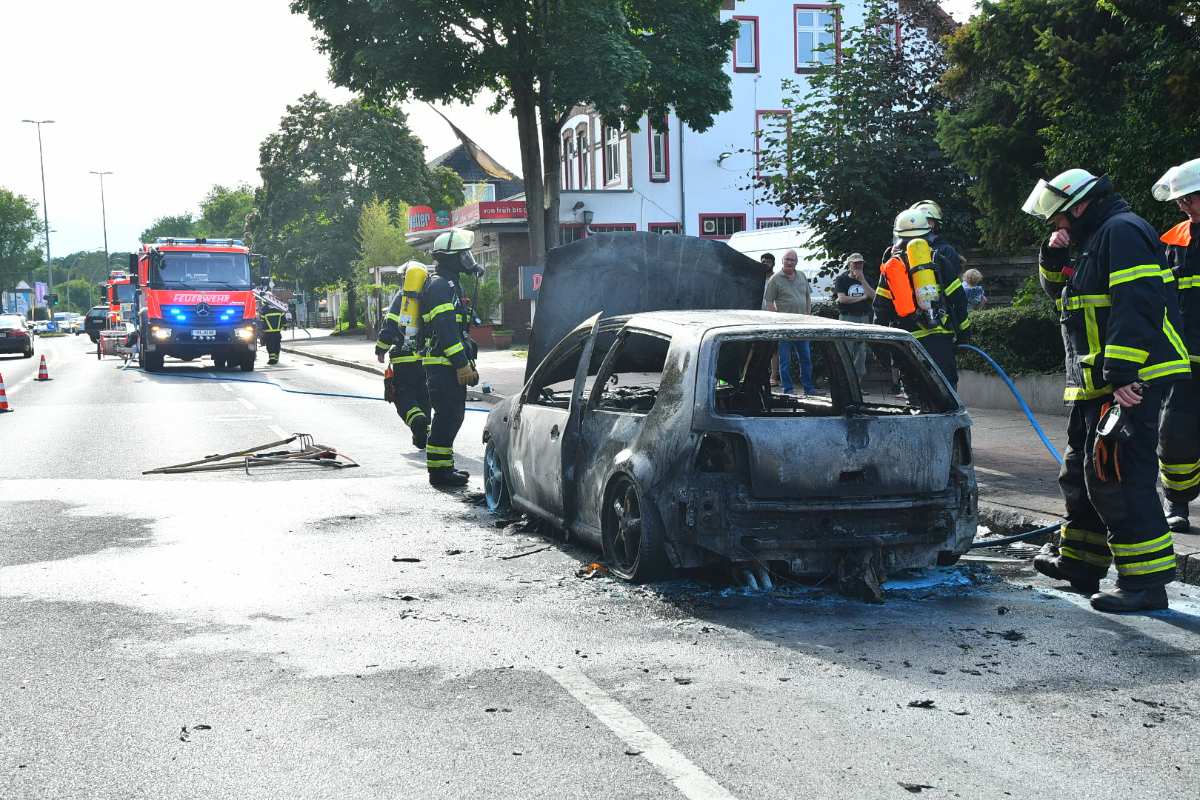 Auto geht auf der B73 in Flammen auf 1 Auto geht auf der B73 in Flammen auf