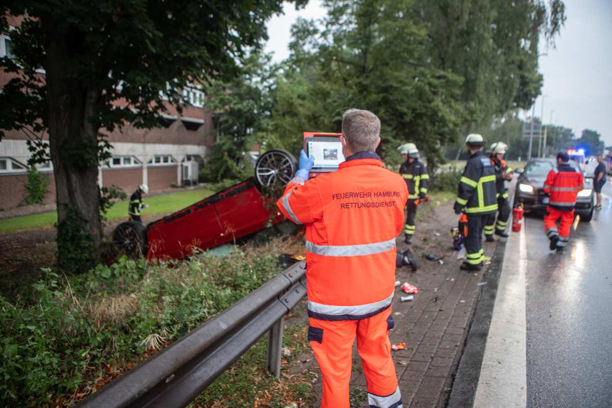 Fahrer verliert Kontrolle über sein Fahrzeug und überschlägt sich