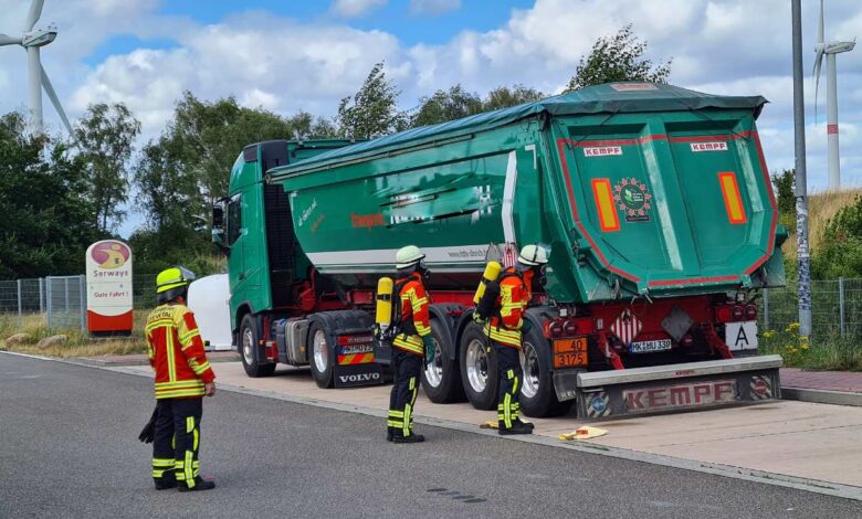 Entwarnung nach auslaufender Flüssigkeit aus Gefahrgut-LKW