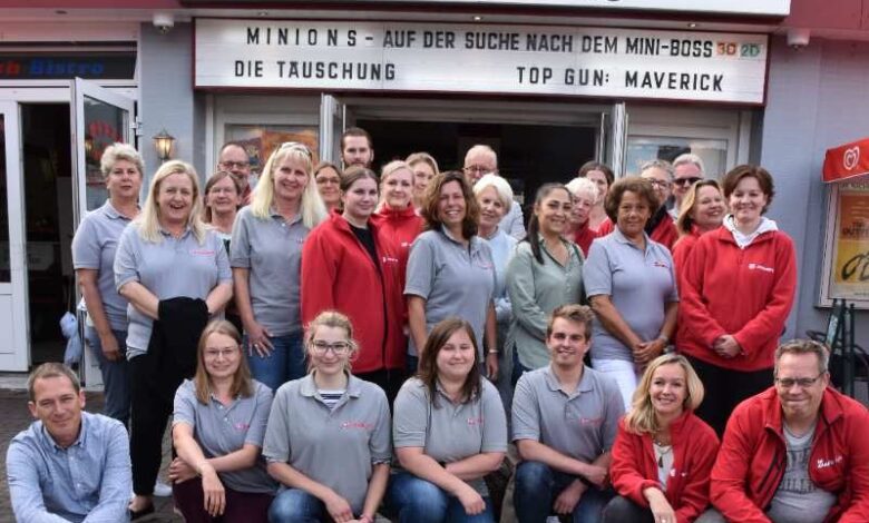 Kinobetreiber Carsten Reck hat Mitarbeitende der Impfteams und der Flüchtlingshilfe zu einem Kinobesuch in Buchholz eingeladen
