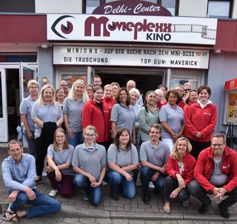 Kinobetreiber Carsten Reck hat Mitarbeitende der Impfteams und der Flüchtlingshilfe zu einem Kinobesuch in Buchholz eingeladen