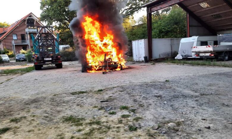Rundballenpresse auf landwirtschaftlichem Gehöft niedergebrannt 7 Rundballenpresse auf landwirtschaftlichem Gehöft niedergebrannt