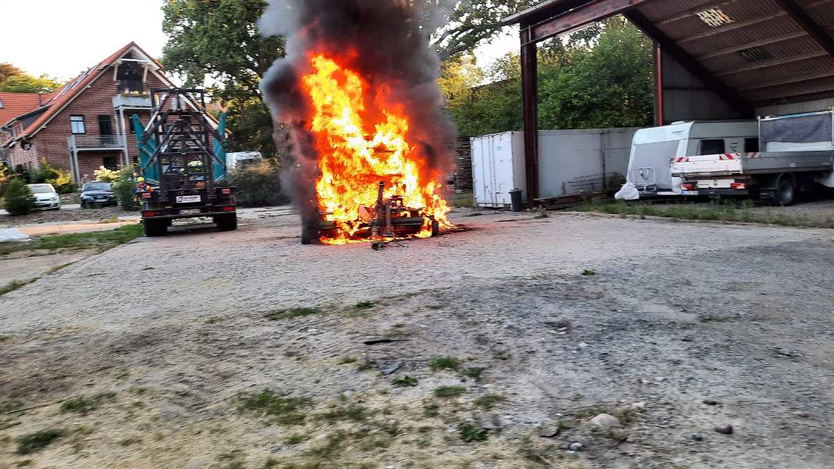 Rundballenpresse auf landwirtschaftlichem Gehöft niedergebrannt