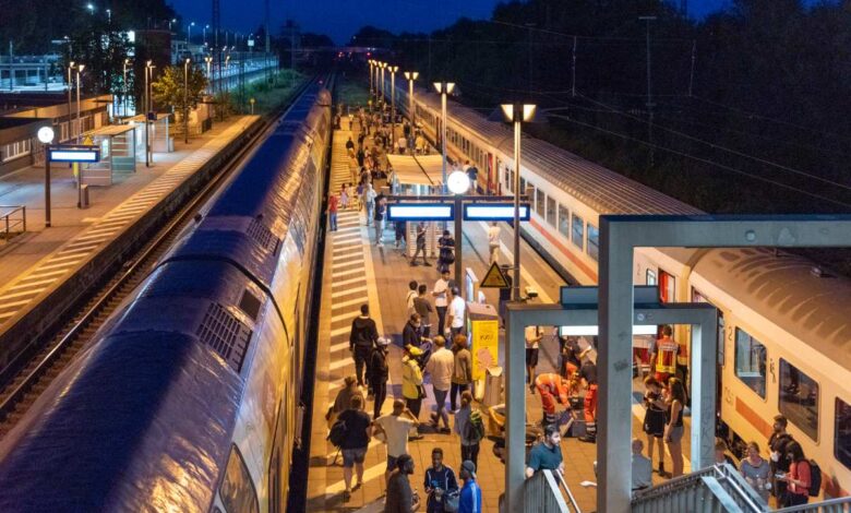 Zug nach Unwetter evakuiert - 2000 Reisende am Bahnhof betreut 12 Zug nach Unwetter evakuiert - 2000 Reisende am Bahnhof betreut