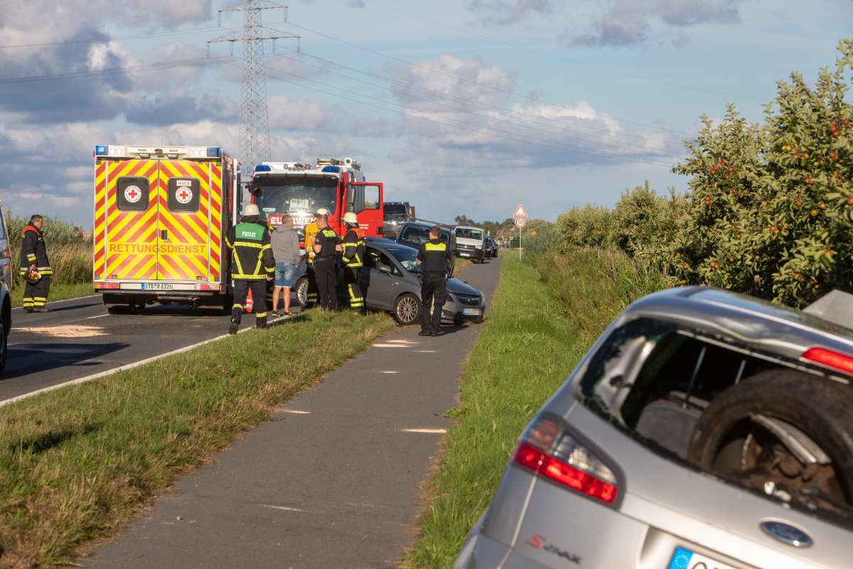 Mehrere verletzte Personen bei schwerem Unfall im Alten Land