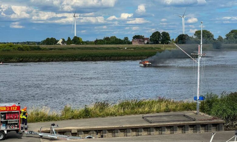 Motorboot gerät auf der Elbe bei Neuland in Brand