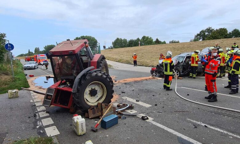 Zwei Schwerverletzte nach Frontalzusammenstoß mit Traktor