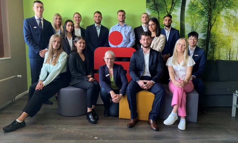 Vierzehn neue Azubis starten mit der Sparkasse Harburg-Buxtehude durch