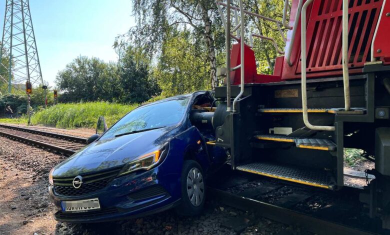 Unfall auf Bahngleisen: Auto von Hafenbahn erfasst