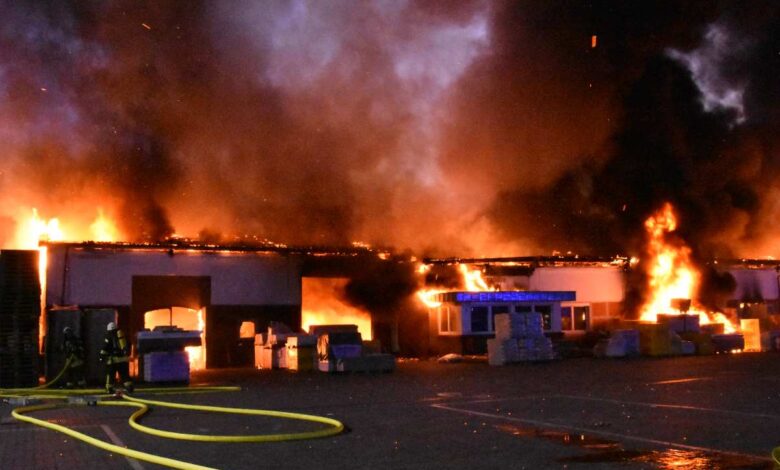 Großfeuer in Harsefeld richtet Millionenschaden an 19 Großfeuer in Harsefeld richtet Millionenschaden an