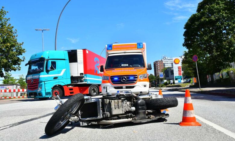 Motorradfahrer stürzt bei Unfall auf der Cuxhavener Straße schwer