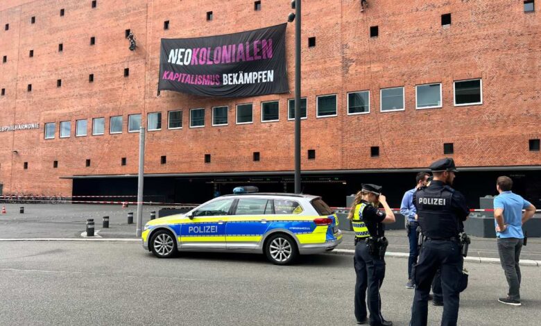 Aus Protest gegen LNG: Aktivisten erklettern Elbphilharmonie und lassen Banner fallen