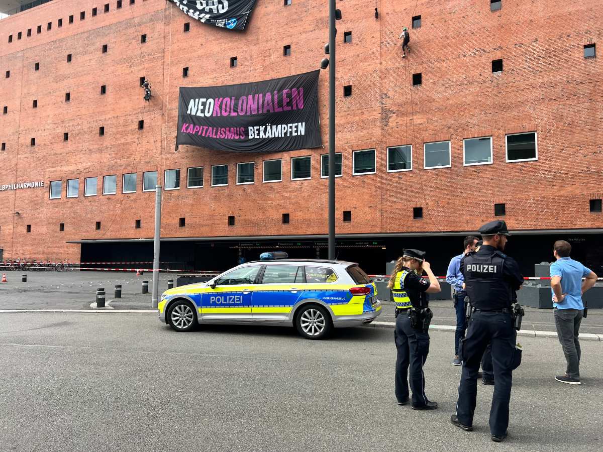 Aus Protest gegen LNG: Aktivisten erklettern Elbphilharmonie und lassen Banner fallen 1 Aus Protest gegen LNG: Aktivisten erklettern Elbphilharmonie und lassen Banner fallen