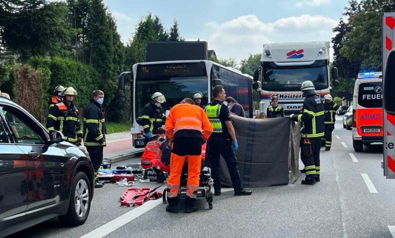 Linienbus erfasst Mann auf der Winsener Straße und verletzt ihn schwer