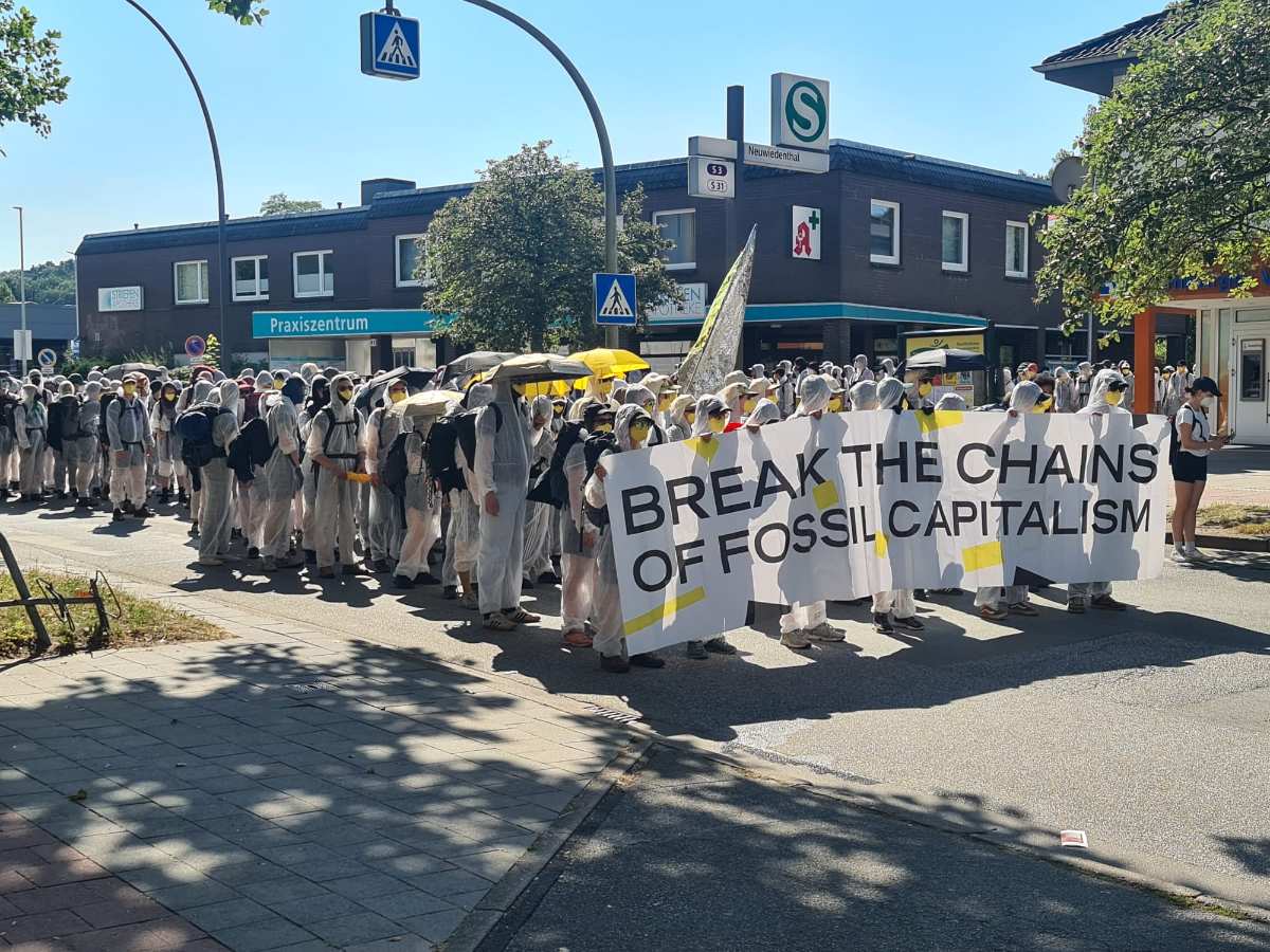 Kritik an fossiler Wirtschaft treibt tausende in Sommerhitze auf die Straße 1 Kritik an fossiler Wirtschaft treibt tausende in Sommerhitze auf die Straße