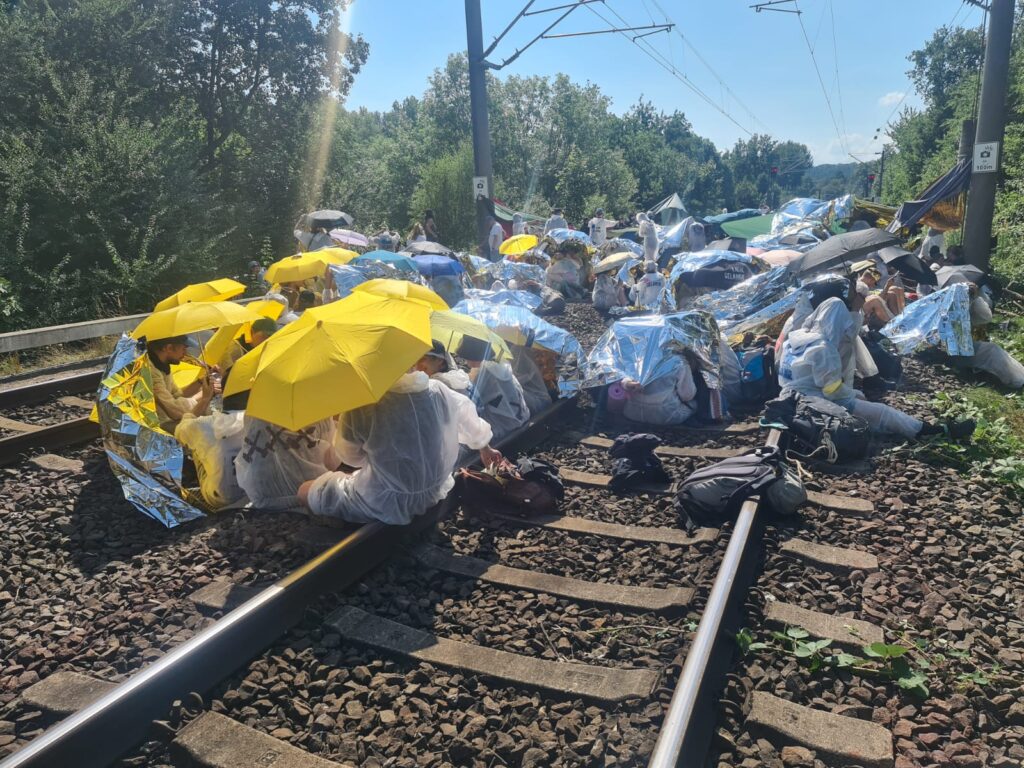 Kritik an fossiler Wirtschaft treibt tausende in Sommerhitze auf die Straße 2 Kritik an fossiler Wirtschaft treibt tausende in Sommerhitze auf die Straße