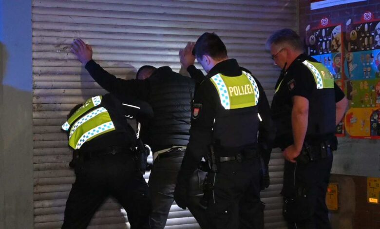 Polizei nimmt drei Personen nach Schlägerei vorläufig fest