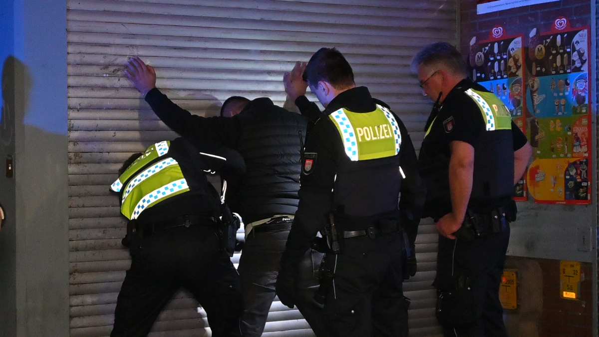 Polizei nimmt drei Personen nach Schlägerei vorläufig fest 1 Polizei nimmt drei Personen nach Schlägerei vorläufig fest